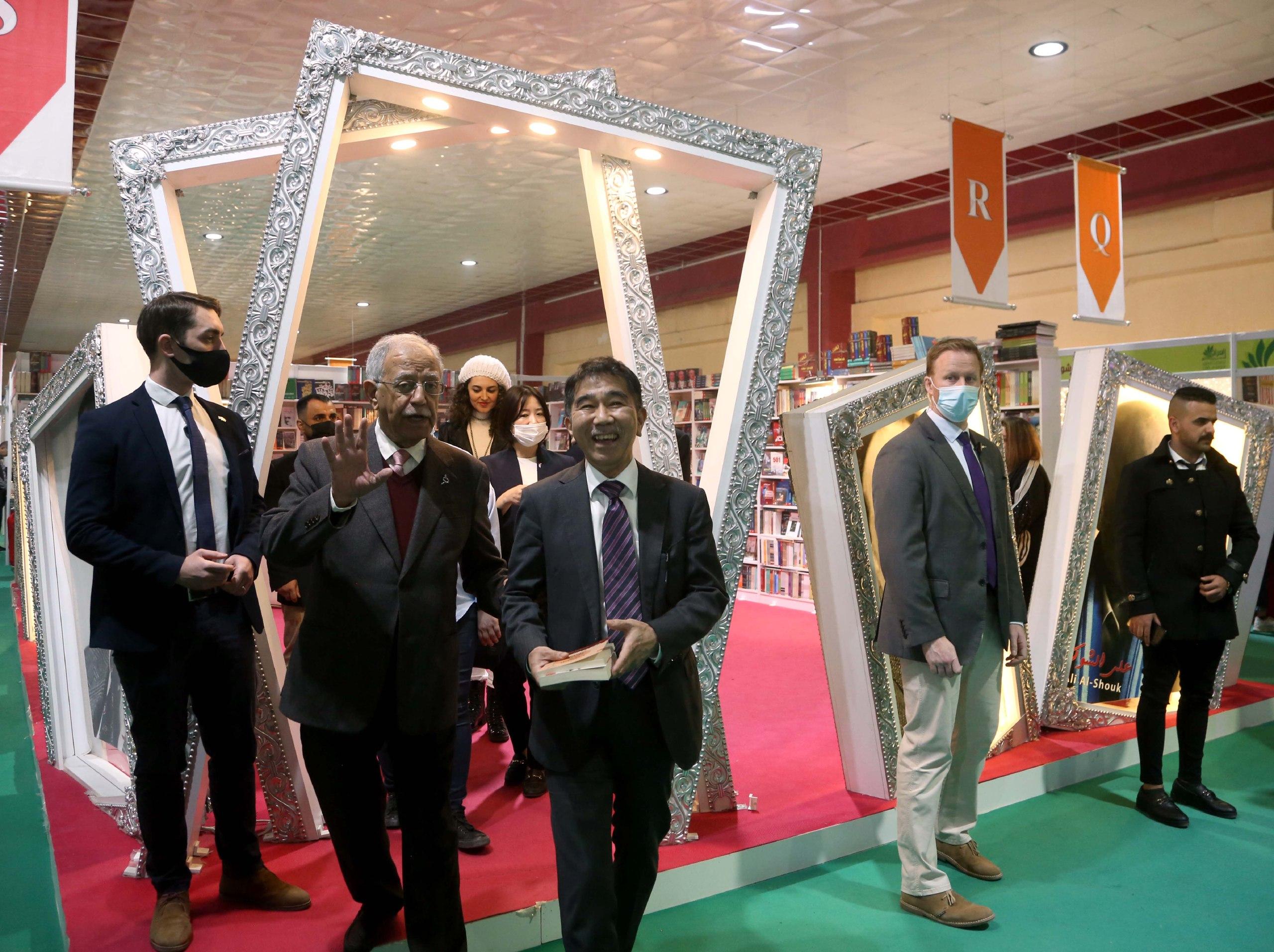 السفير الياباني في بغداد يزور #معرض_العراق_الدولي_للكتاب في جولة مسائية ويعبّر عن ارت